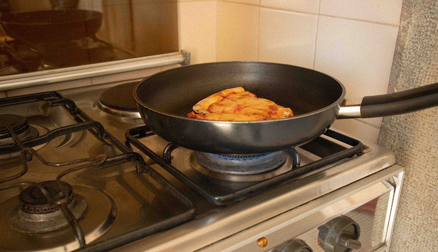 HOT TIP FOR REHEATING<br>PIZZAS AT HOME